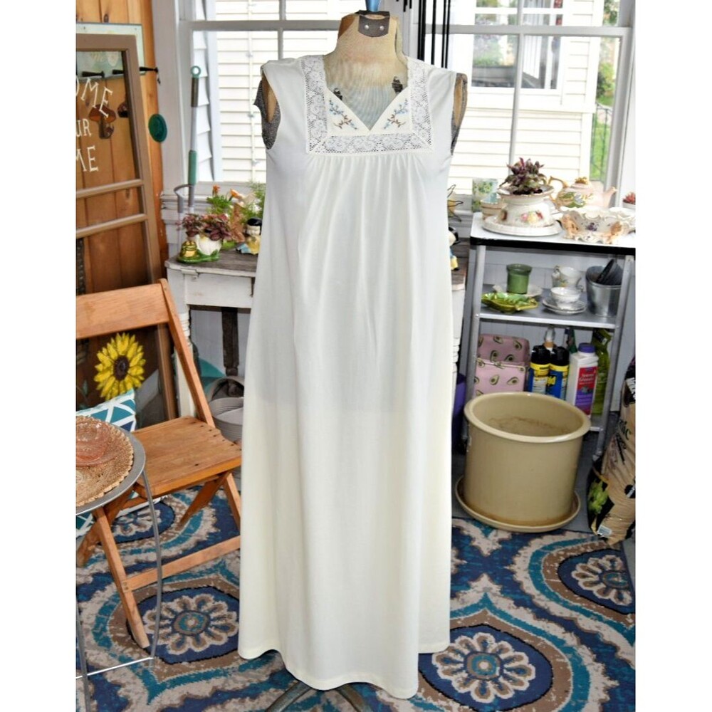 1960s Gossard Artemis Maxi Nightgown Lace Embroidered Neckline Cream Size Small